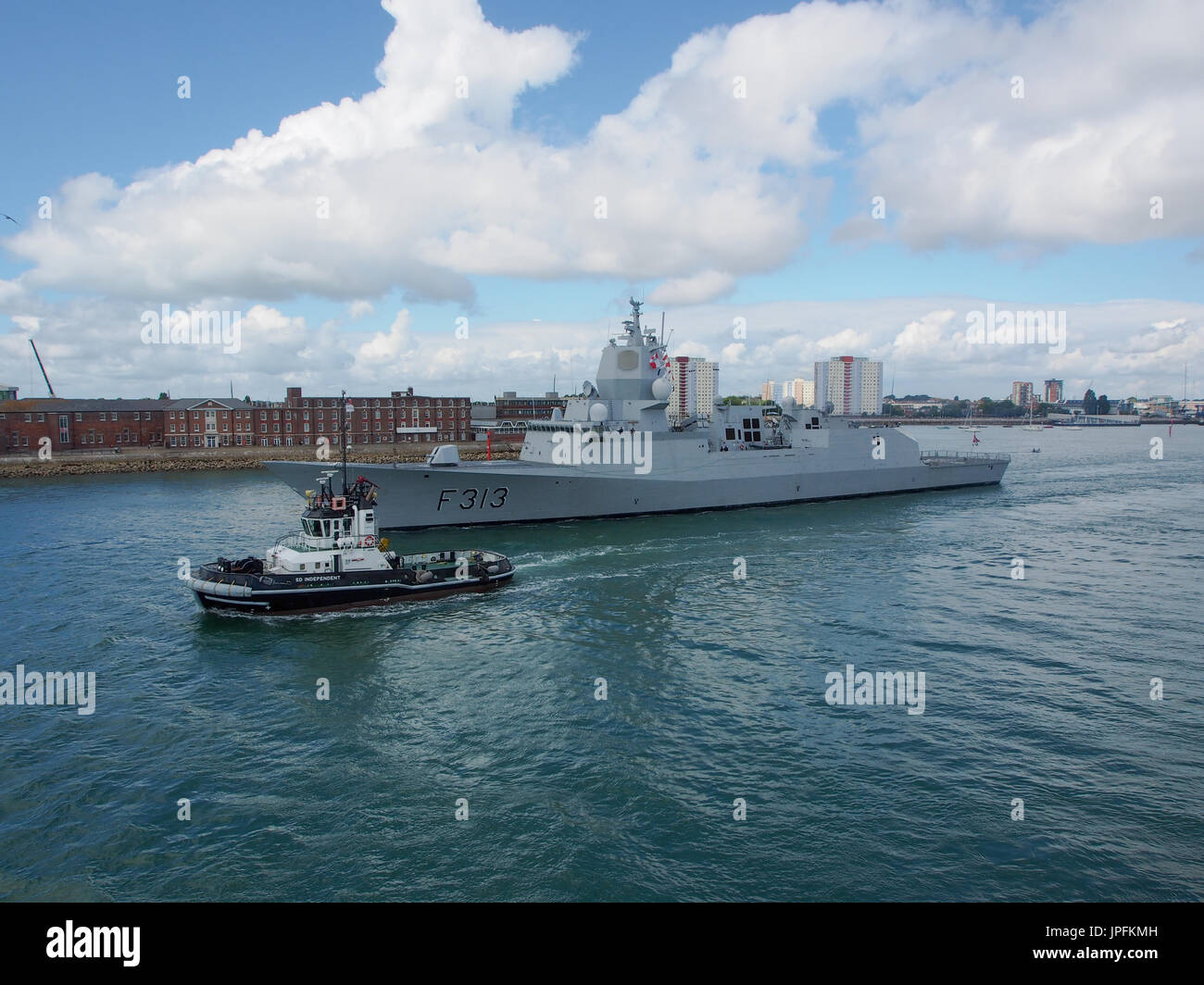 Portsmouth, Hampshire, Regno Unito. 01 Ago, 2017. La nave norvegese HNoMS Helge Insgstad, F313, un Fridtjof Nansen-class frigate lascia il porto di Portsmouth dopo una settimana di visitare insieme ad altre navi coinvolte nel funzionamento inerenti risolvere la coalizione globale nella lotta contro ISIS. Gli altri membri del gruppo di attività inclusa USS Donald Cook, USS Mare delle Filippine e USS George H W Bush una classe Nimitz, nucleare powered portaerei. Credito: simon evans/Alamy Live News Foto Stock
