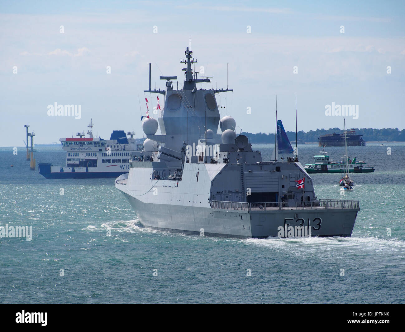 Portsmouth, Hampshire, Regno Unito. 01 Ago, 2017. La nave norvegese HNoMS Helge Insgstad, F313, un Fridtjof Nansen-class frigate lascia il porto di Portsmouth dopo una settimana di visitare insieme ad altre navi coinvolte nel funzionamento inerenti risolvere la coalizione globale nella lotta contro ISIS. Gli altri membri del gruppo di attività inclusa USS Donald Cook, USS Mare delle Filippine e USS George H W Bush una classe Nimitz, nucleare powered portaerei. Credito: simon evans/Alamy Live News Foto Stock