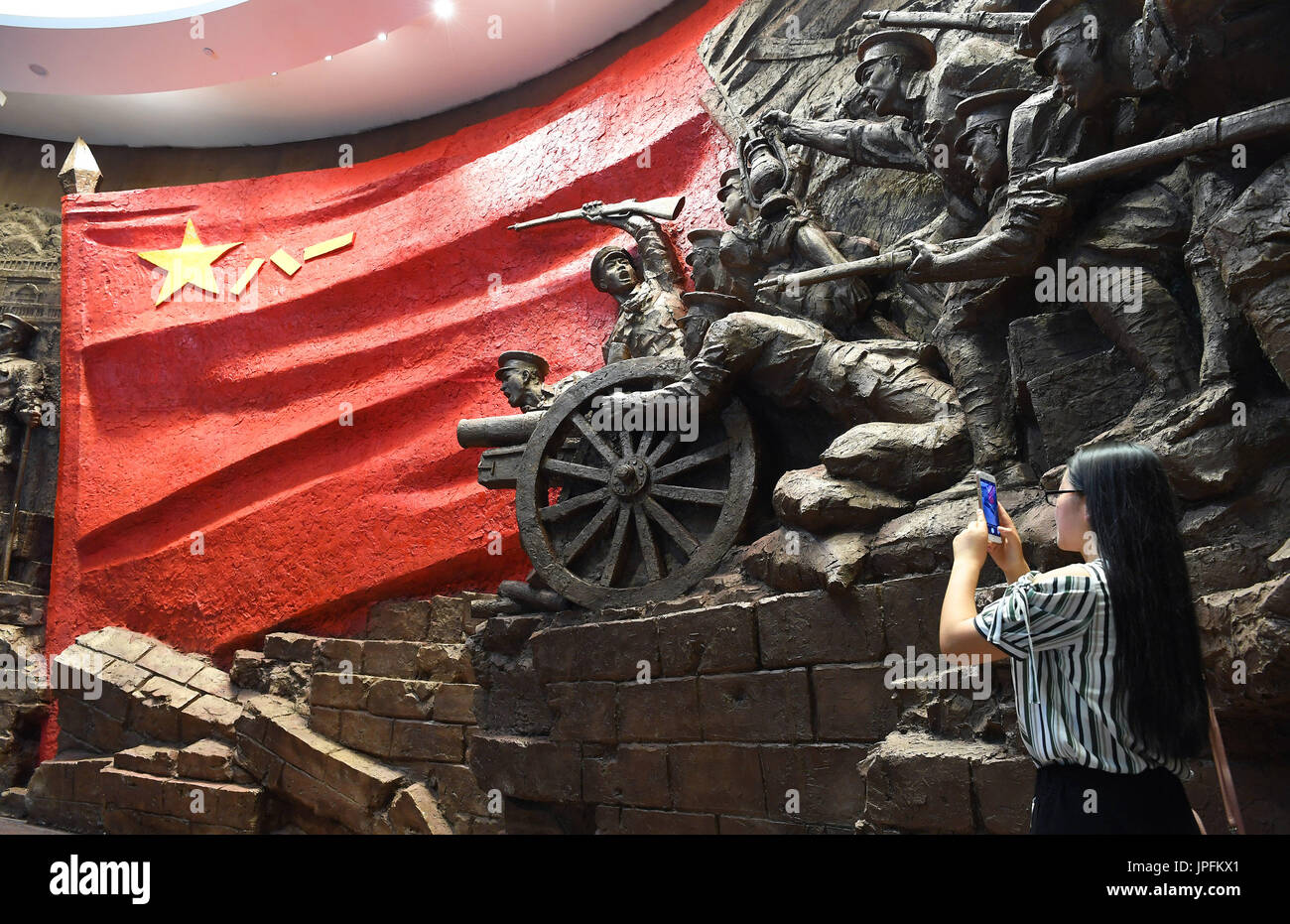 Nanchang, luglio 28. 1 agosto, 1927. Un turista in visita alla Memorial Hall sullo storico Nanchang Uprising di Nanchang, a est della capitale cinese della provincia di Jiangxi, 28 luglio 2017. L'Esercito di Liberazione del Popolo (PLA) è venuto un modo lungo dall'insurrezione armata da 20.000 soldati nella città di Nanchang il 1 agosto 1927. Credit: Wan Xiang/Xinhua/Alamy Live News Foto Stock