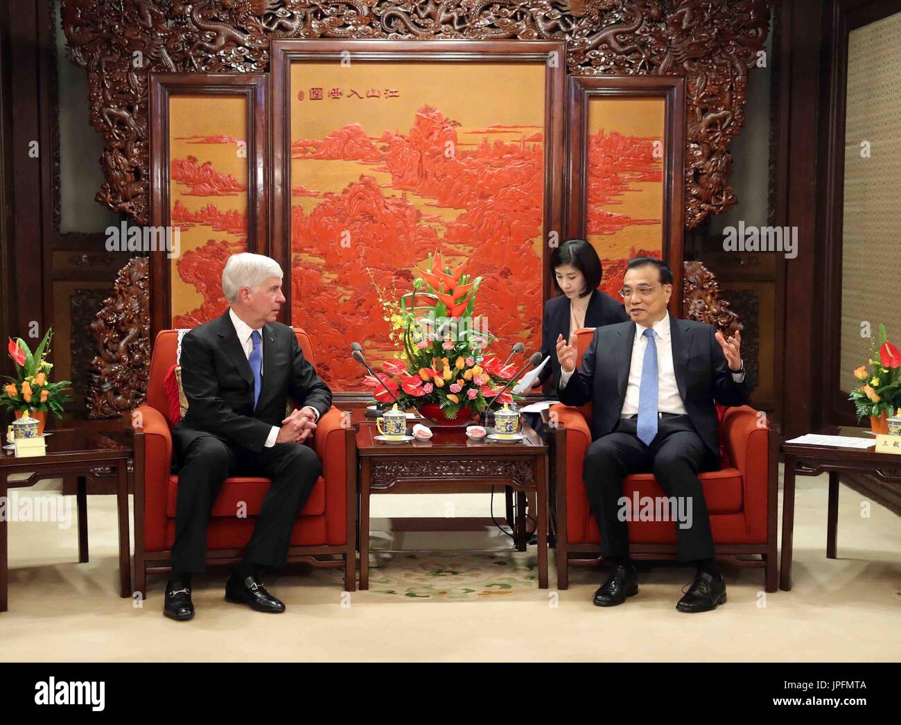 Pechino, Cina. 1 agosto, 2017. Il premier cinese LI Keqiang (R) si riunisce con la visita del governatore del Michigan Rick Snyder a Pechino Capitale della Cina, e il Agosto 1, 2017. Credito: Liu Weibing/Xinhua/Alamy Live News Foto Stock