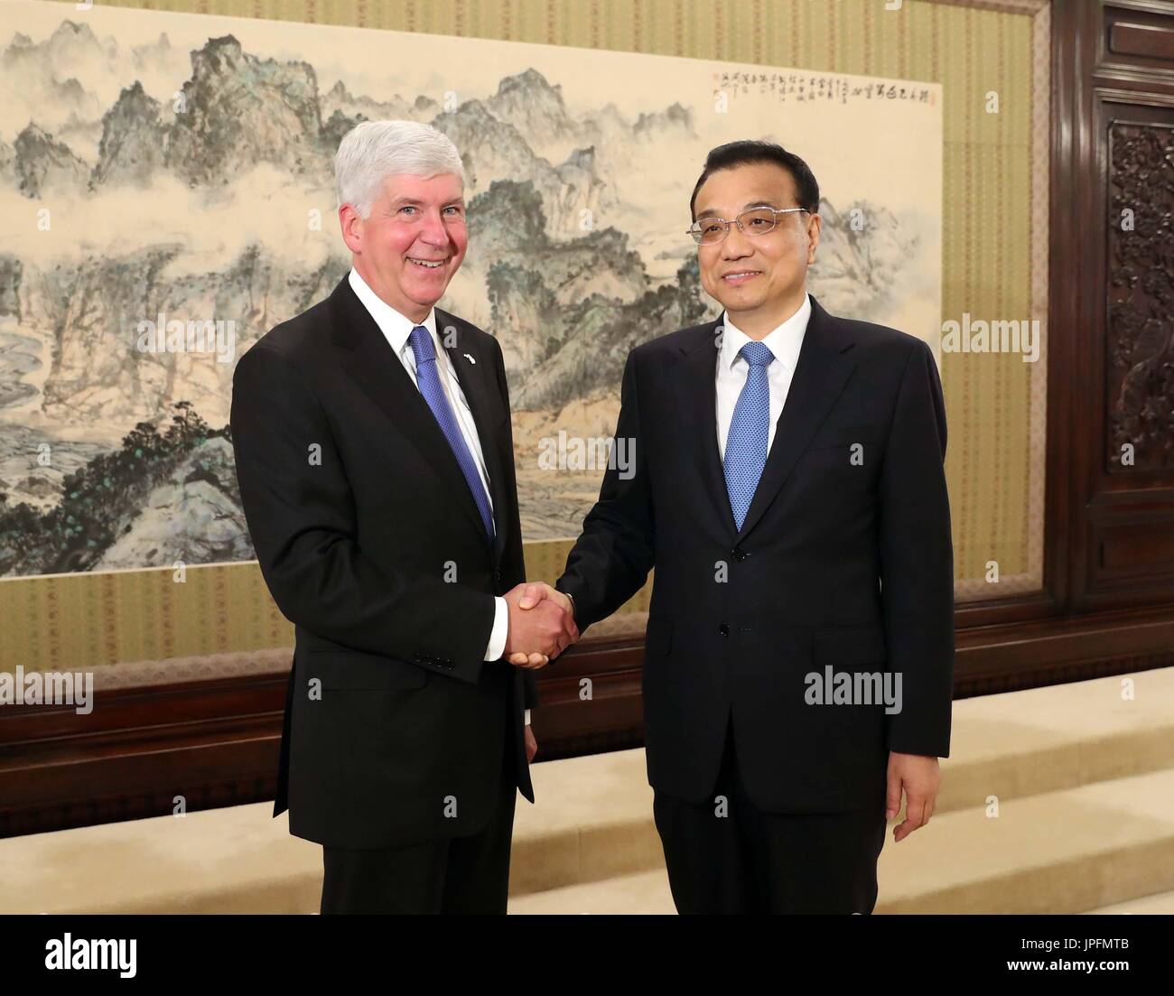 Pechino, Cina. 1 agosto, 2017. Il premier cinese LI Keqiang (R) si riunisce con la visita del governatore del Michigan Rick Snyder a Pechino Capitale della Cina, e il Agosto 1, 2017. Credito: Liu Weibing/Xinhua/Alamy Live News Foto Stock