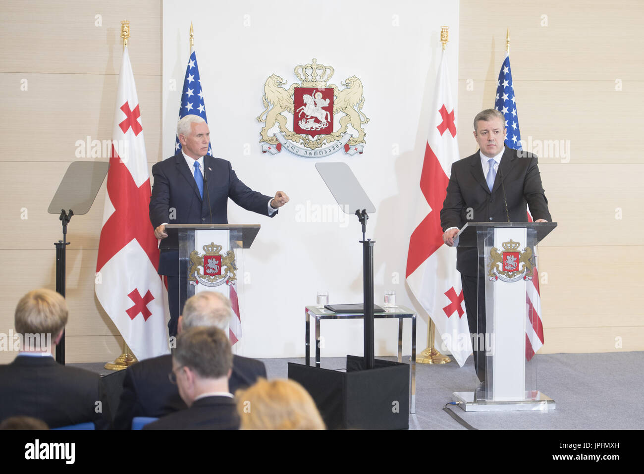 Tbilisi, Georgia. 1 agosto, 2017. Stati Uniti Vice Presidente Mike pence (L) partecipa a una conferenza stampa congiunta con il Georgian Primo Ministro Giorgi Kvirikashvili a Tbilisi, Georgia, 1 Agosto, 2017. Credito: Giorgi Induashvili/Xinhua/Alamy Live News Foto Stock