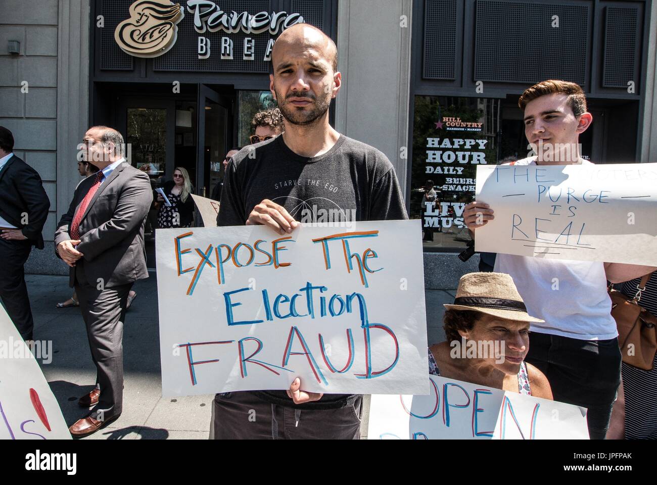 Brooklyn, New York, Stati Uniti d'America. 1 agosto, 2017. (Foto: Sachelle Babbar) organizzato dalla politica rinato gruppo, ''Rally per l'integrità delle elezioni'' di fronte al consiglio della città di elezioni hanno protestato contro il primario di presunte irregolarità di voto a New York nel mese di aprile del 2016, dove oltre 220.000 voti sono stati presumibilmente non contate mediante la scheda della città di elezioni. In Brooklyn, 117 non sono state contate. Credito: ZUMA Press, Inc./Alamy Live News Foto Stock