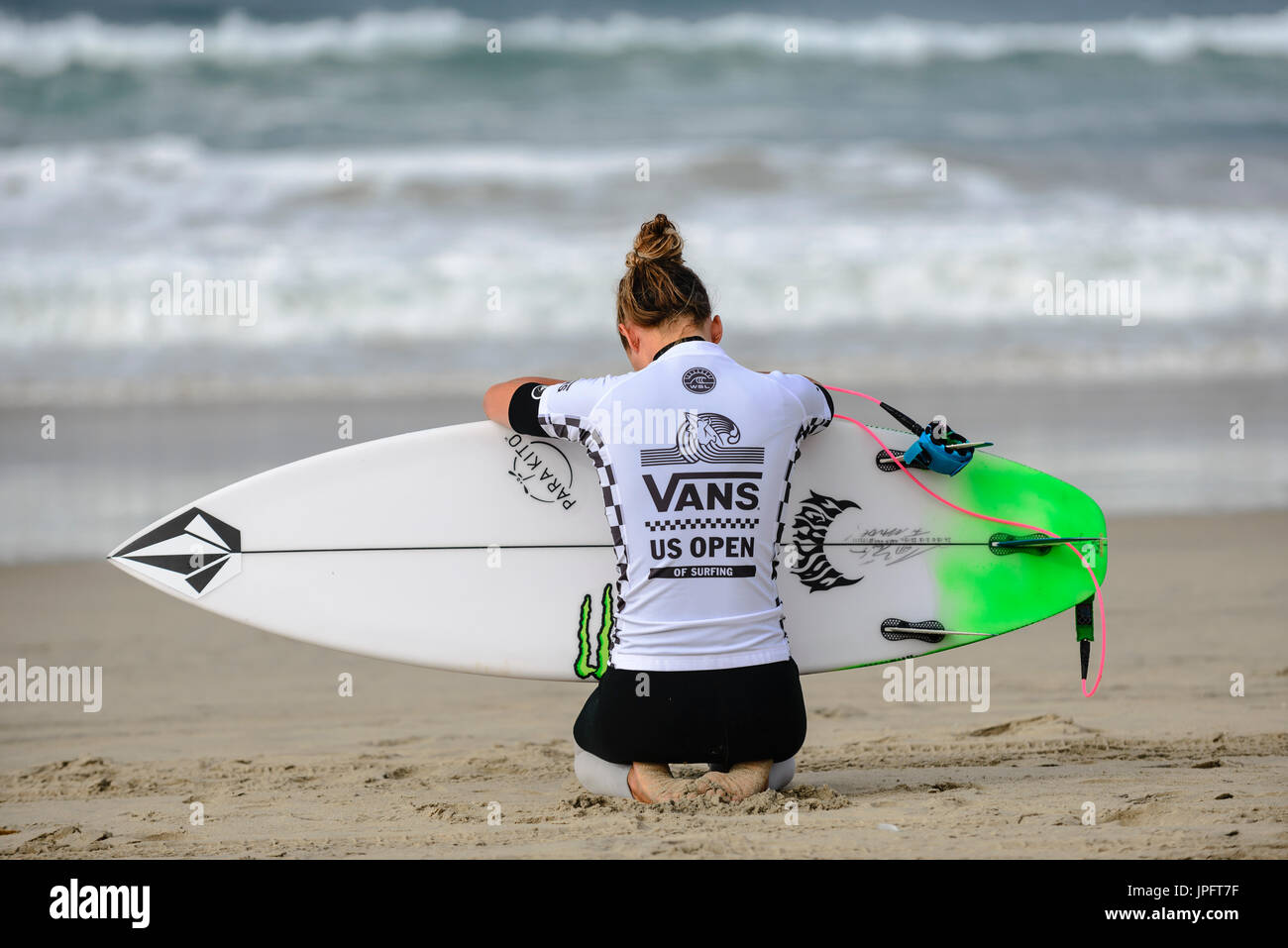 Huntington Beach, Stati Uniti d'America. 01 Agosto, 2017. Maud le auto (FRA) si prepara per l'inizio del suo calore alla donna 2017 FURGONI US Open di surf, martedì 01 agosto, 2017. Credito: Benjamin Ginsberg/Alamy Live News. Foto Stock