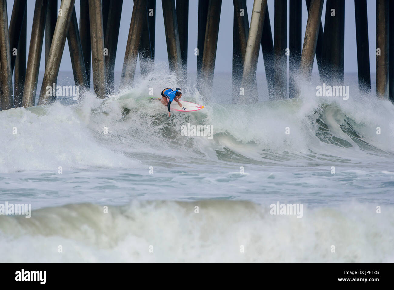 Huntington Beach, Stati Uniti d'America. 01 Agosto, 2017. Carissa Moore (USA-Hawaii) compete nei primi giri delle donne del 2017 FURGONI US Open di surf, martedì 01 agosto, 2017. Credito: Benjamin Ginsberg/Alamy Live News. Foto Stock