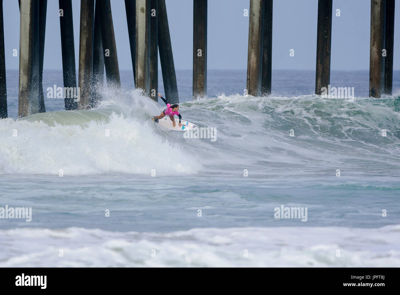 Huntington Beach, Stati Uniti d'America. 01 Agosto, 2017. Johanne Defay (FRA) compete nei primi giri delle donne del 2017 FURGONI US Open di surf, martedì 01 agosto, 2017. Credito: Benjamin Ginsberg/Alamy Live News. Foto Stock