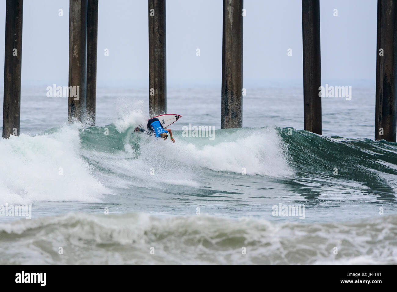 Huntington Beach, Stati Uniti d'America. 01 Agosto, 2017. Sage Erickson (USA) compete nei primi giri delle donne del 2017 FURGONI US Open di surf, martedì 01 agosto, 2017. Credito: Benjamin Ginsberg/Alamy Live News. Foto Stock