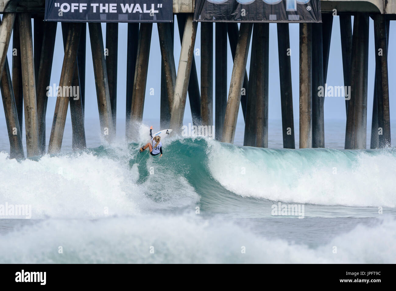 Huntington Beach, Stati Uniti d'America. 01 Agosto, 2017. Bronte Macaulay (AUS) compete nei primi giri delle donne del 2017 FURGONI US Open di surf, martedì 01 agosto, 2017. Credito: Benjamin Ginsberg/Alamy Live News. Foto Stock