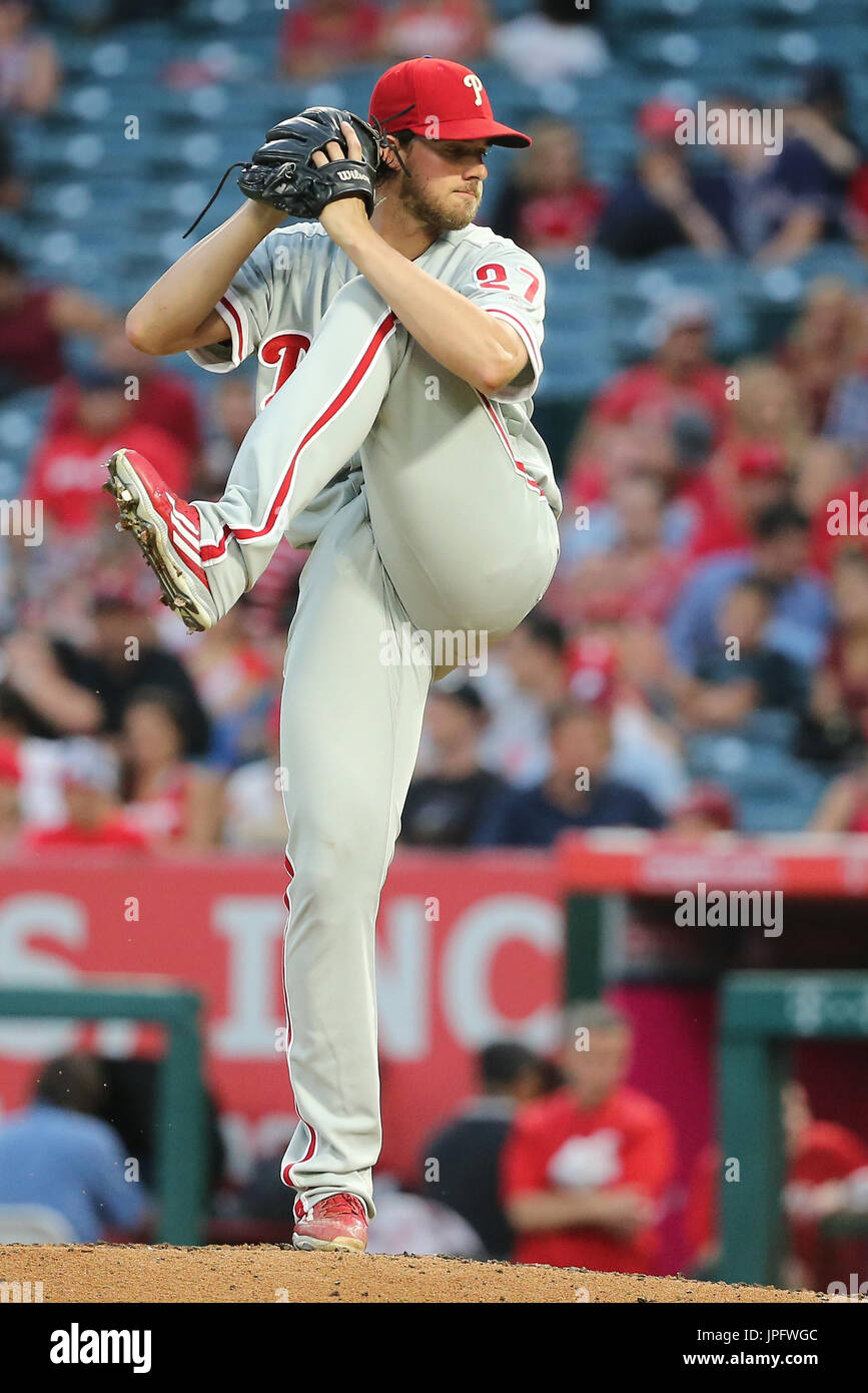 Anaheim, California, USA. Il 1 agosto, 2017. Philadelphia Phillies a partire lanciatore Aaron Nola (27) rende l'inizio per il Phillies nel gioco tra il Philadelphia Phillies e Los Angeles gli angeli di Anaheim, Angel Stadium di Anaheim, CA, fotografo: Pietro Joneleit Credito: Cal Sport Media/Alamy Live News Foto Stock