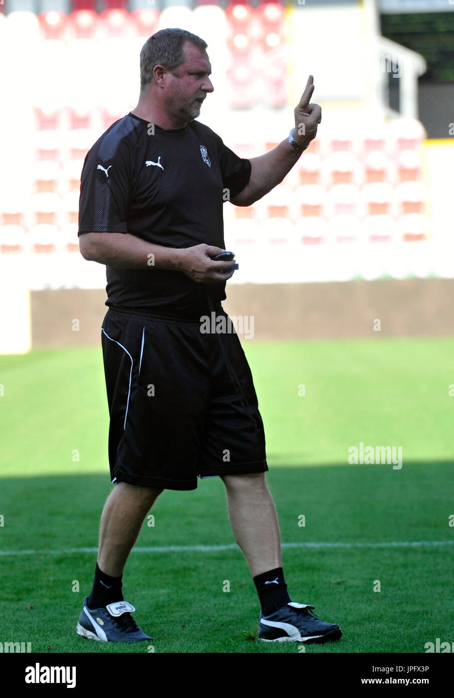 Pilsen, Repubblica Ceca. 01 Ago, 2017. Capo allenatore Pavel Vrba in azione durante la sessione di formazione di FC Viktoria Plzen prima del terzo turno di qualificazione match tra FC Steaua Bucarest e FC Viktoria Plzen entro la UEFA Champions League in Pilsen, Repubblica Ceca, martedì 1 agosto 2017. Credito: David Svab/CTK foto/Alamy Live News Foto Stock