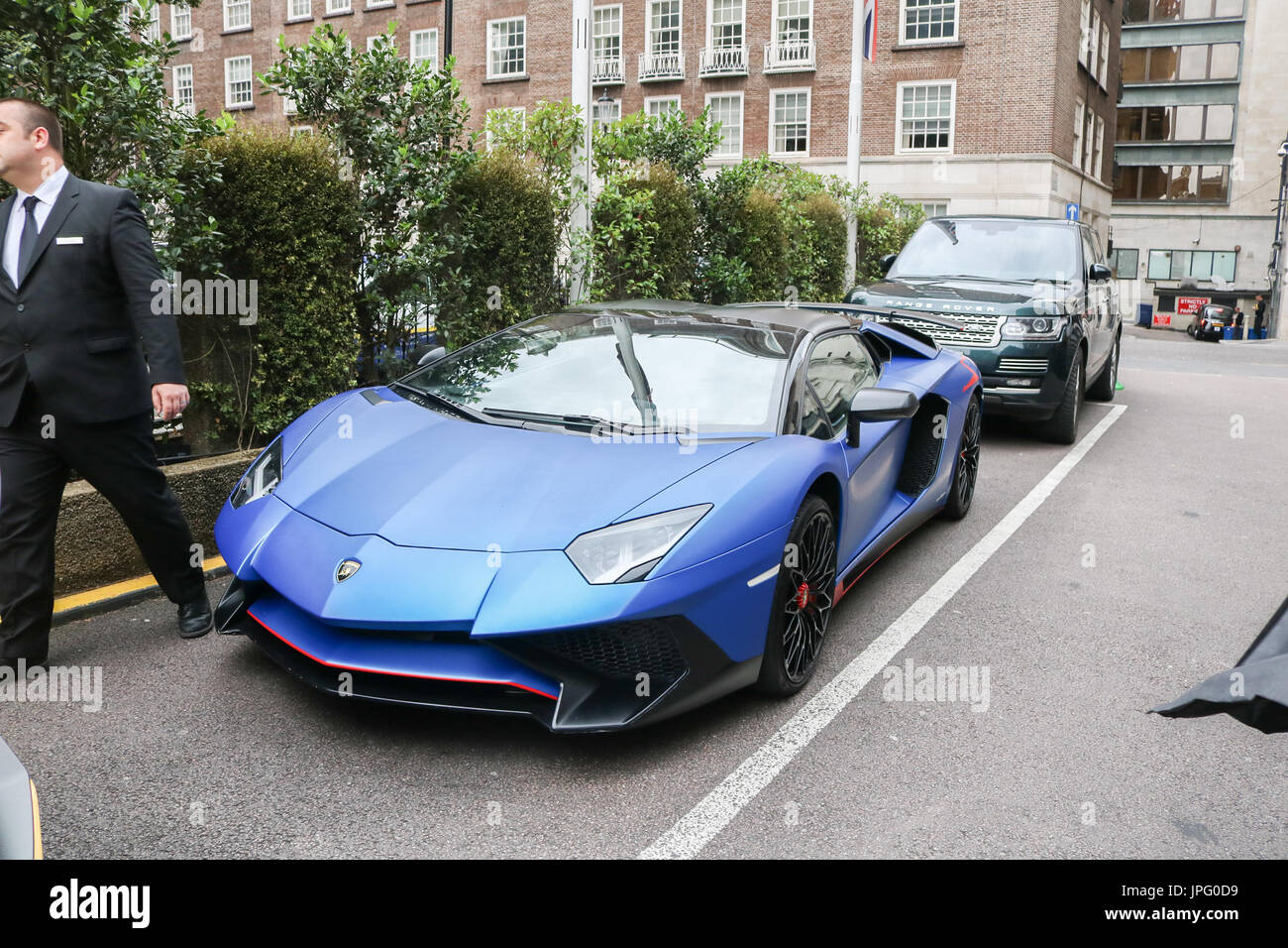 Londra, Regno Unito. Il 2 agosto, 2017. Supercar di lusso e auto sportive importati dagli Stati del Golfo appartenenti ai ricchi proprietari arabi sono sul display nel quartiere alla moda di Knightsbridge in ciò che è noto come il London Supercar stagione Credito: amer ghazzal/Alamy Live News Foto Stock