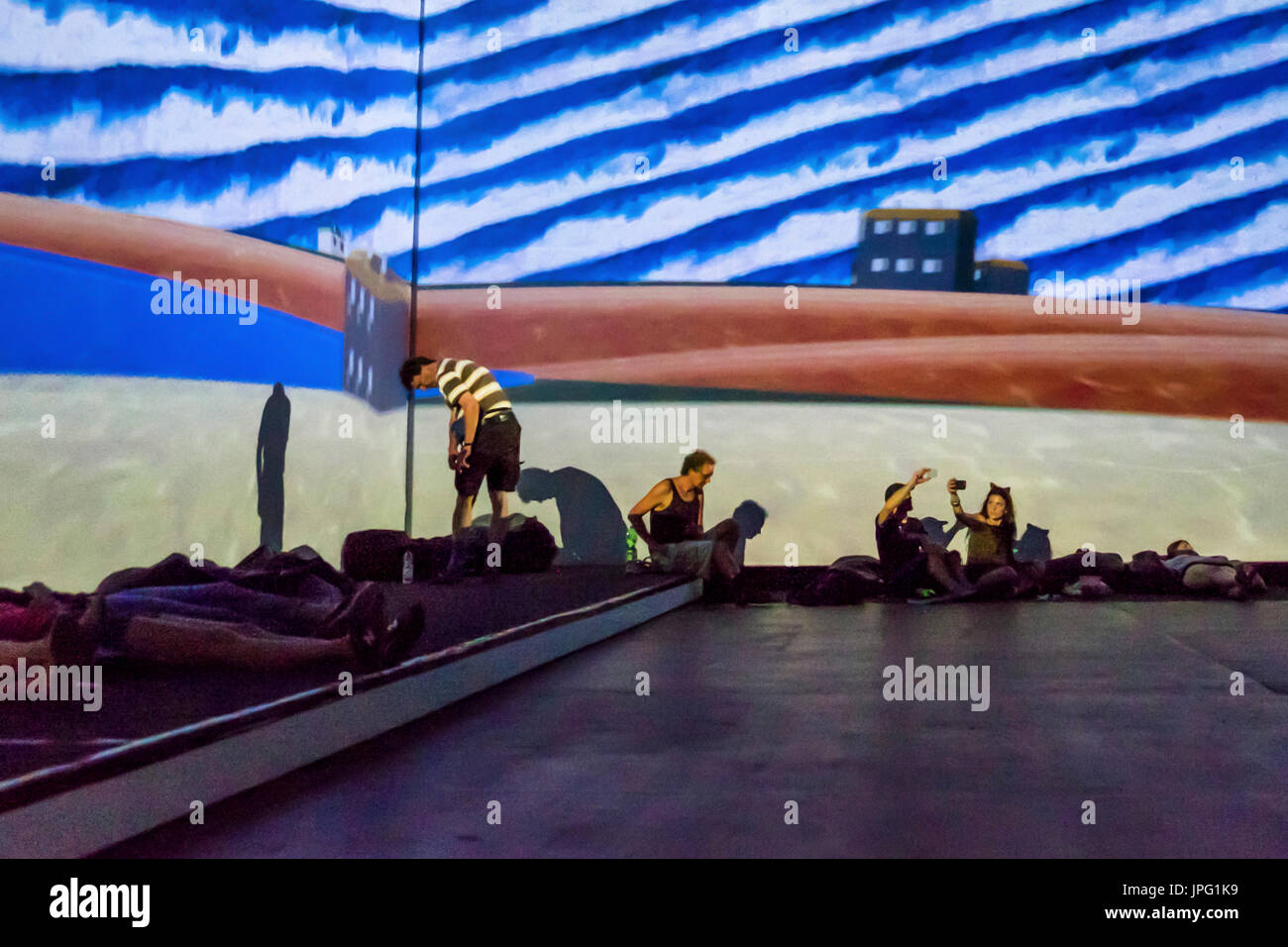 Berlino, Germania, 1 agosto 2017. Le persone godono di un video multimediale mostra d'arte 'Da Monet a Kandinsky.visioni Alive' . La mostra presenta le opere di 16 artisti moderni su 7 schermate contatore collocato in corrispondenza di angoli diversi nelle due camere di visualizzazione. Credito: Eden Breitz/Alamy Live News Foto Stock