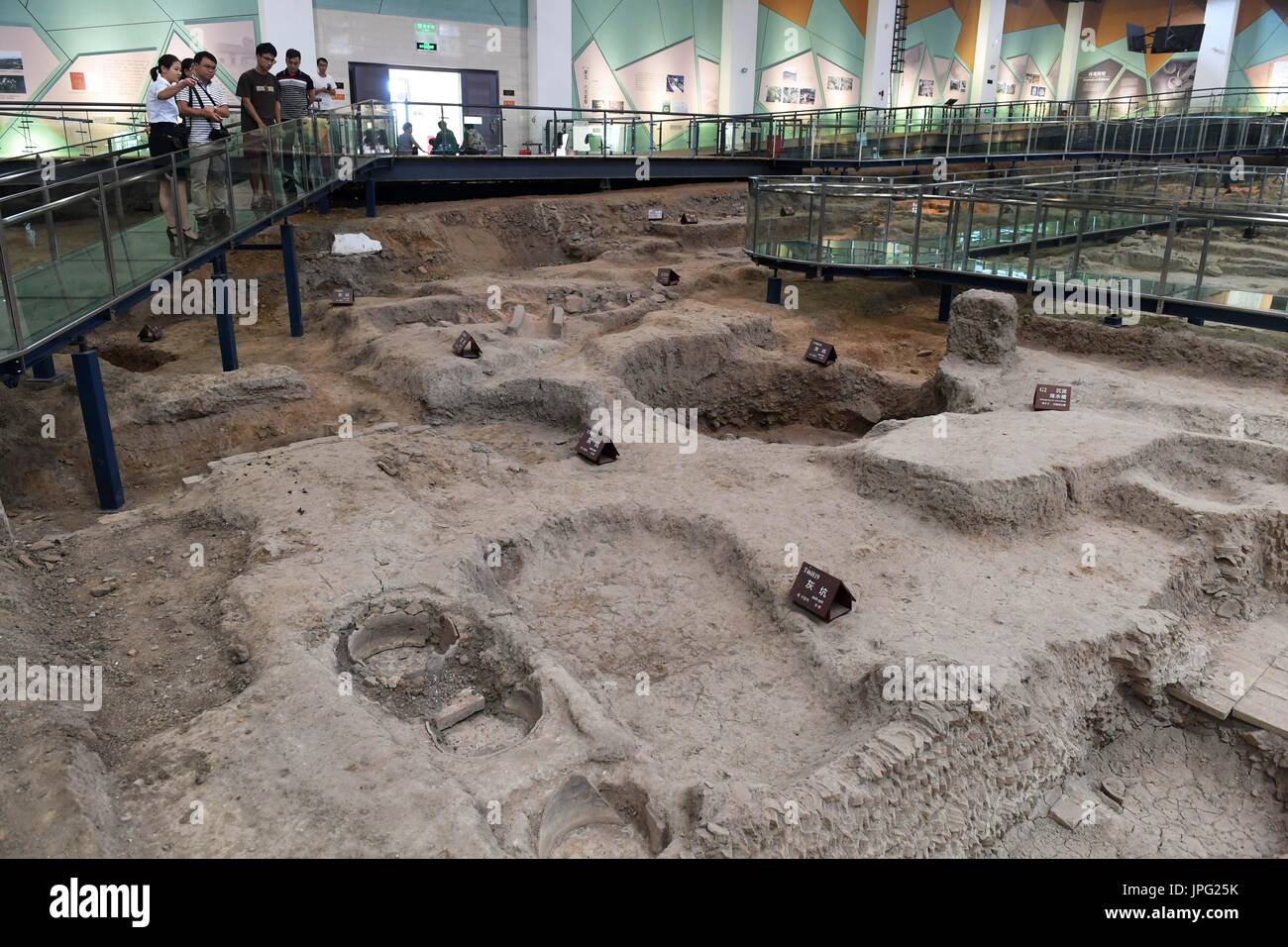 (170802) -- ZHENGZHOU, 2 agosto 2017 (Xinhua)-- I visitatori osservano resti di Ru forno a siti Exhibition Hall di Ru forno in Baofeng County, centrale cinese della Provincia di Henan, e il Agosto 1, 2017. La sala espositiva che è stata aperta al pubblico nel gennaio 2017 principalmente visualizza i risultati archeologici di Ru forno. (Xinhua/Zhu Xiang) (LXX) Foto Stock