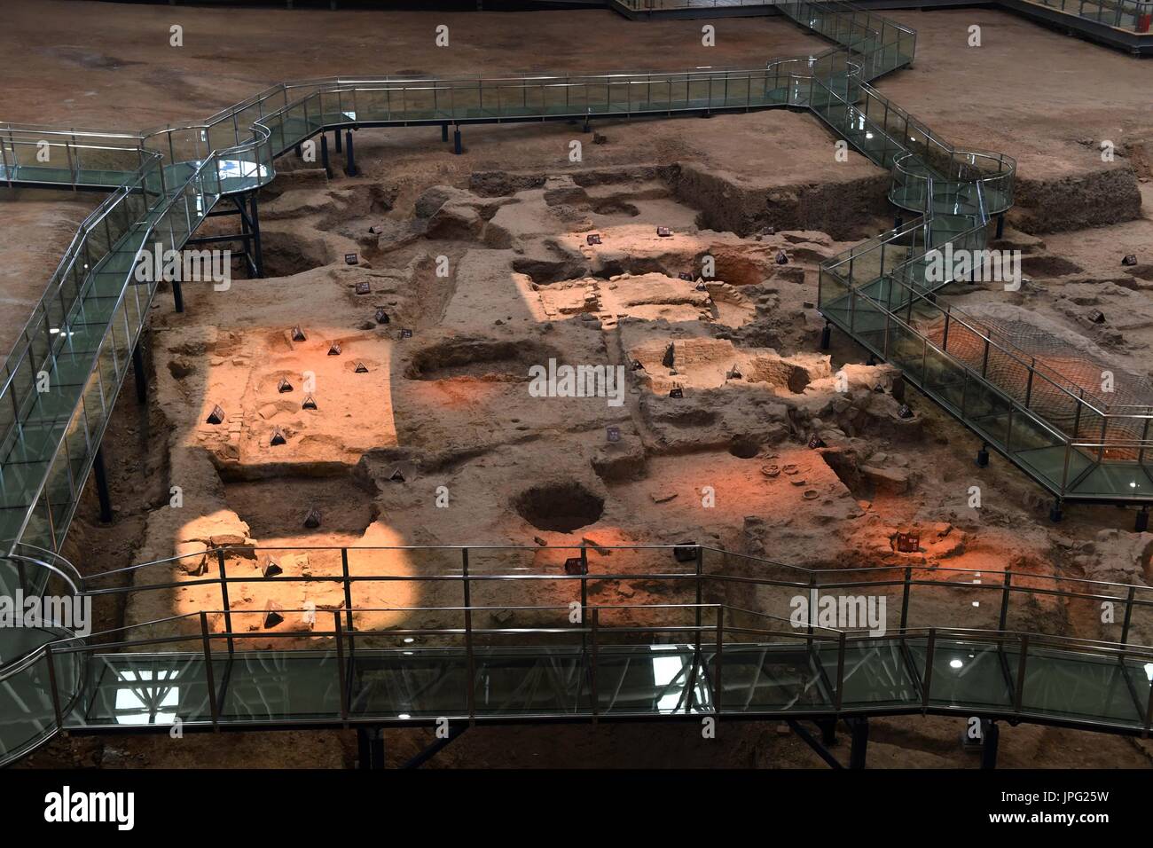 (170802) -- ZHENGZHOU, 2 agosto 2017 (Xinhua)-- rimane di Ru forno sono osservati nei siti Exhibition Hall di Ru forno in Baofeng County, centrale cinese della Provincia di Henan, e il Agosto 1, 2017. La sala espositiva che è stata aperta al pubblico nel gennaio 2017 principalmente visualizza i risultati archeologici di Ru forno. (Xinhua/Zhu Xiang) (LXX) Foto Stock