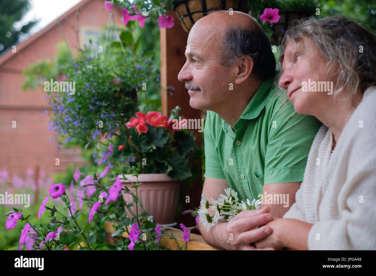 Allegro coppia senior godendo la vita in una casa di campagna Foto Stock