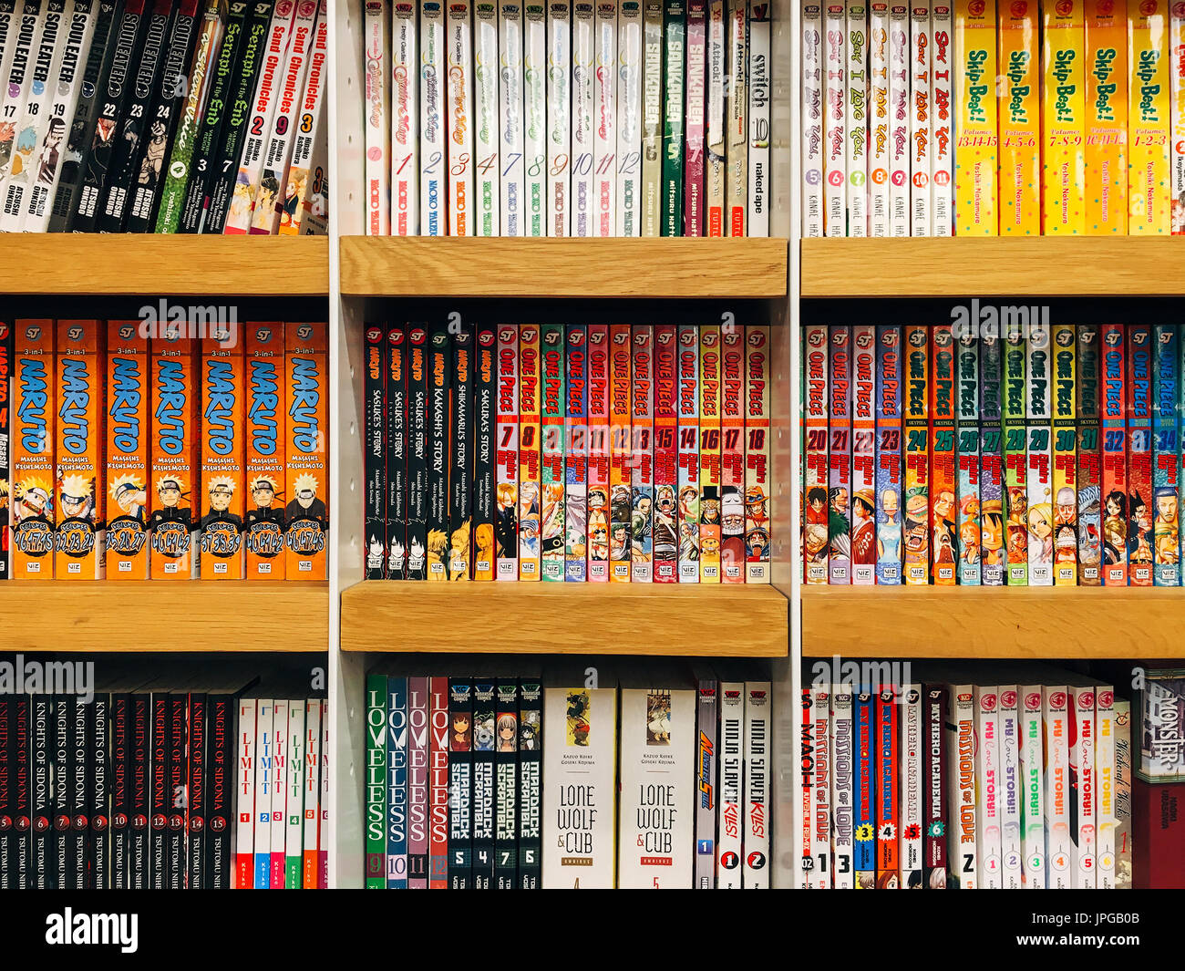 Bucarest, Romania - 06 Maggio 2017: manga giapponese riviste di fumetti in vendita in bookstore locale. Foto Stock