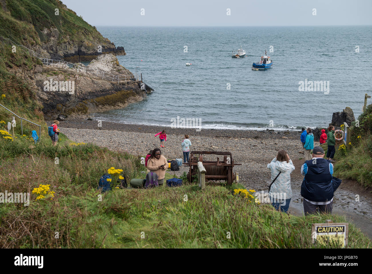 Persone in attesa a Martin's Haven per il traghetto per l'isola Skomer. Pembrokeshire, Galles. Regno Unito. Foto Stock