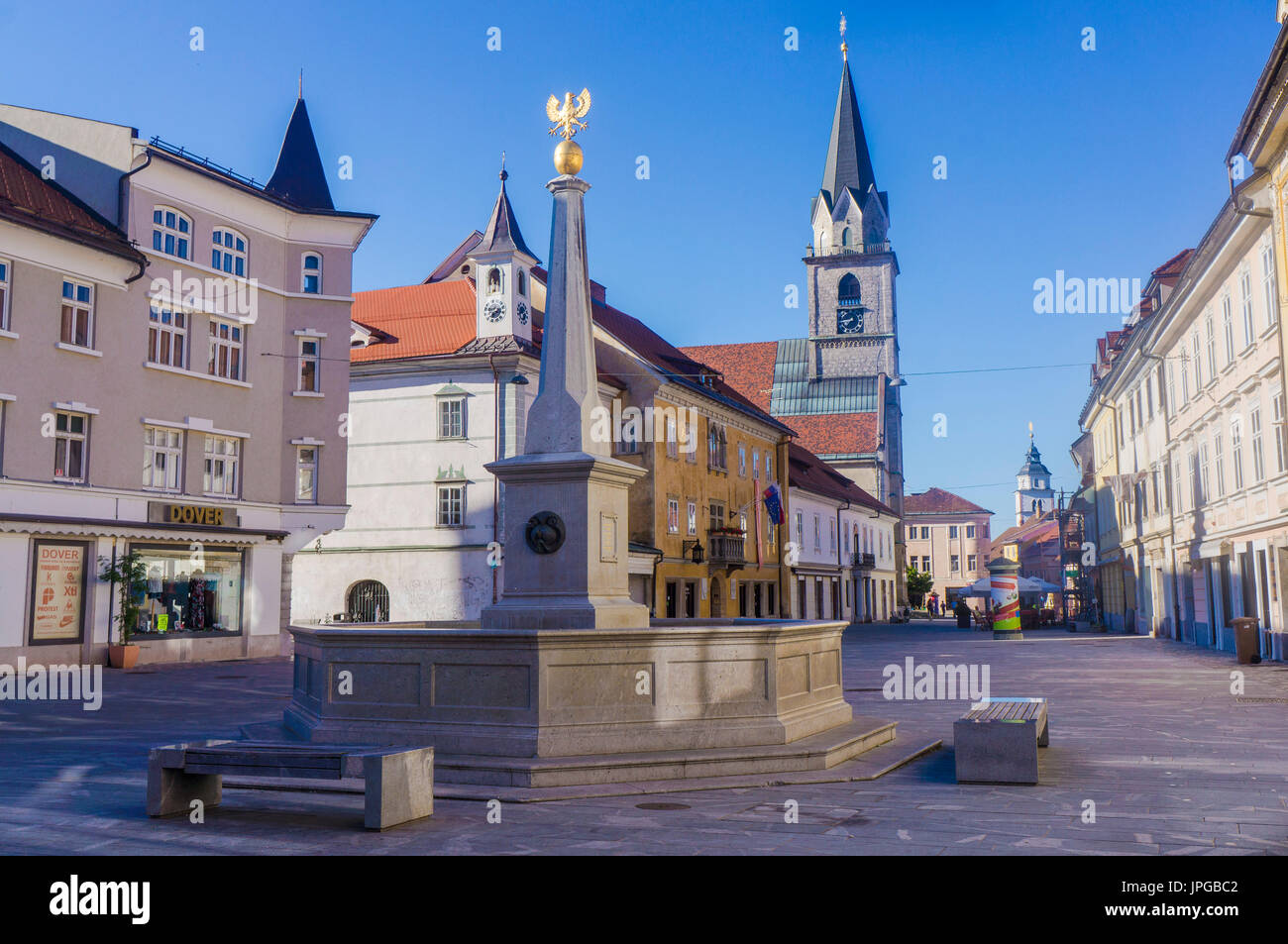 Kranj, Slovenia - Luglio 6, 2017: piazza della città con una fontana e Eagle - simbolo di Kranj Foto stock - Alamy
