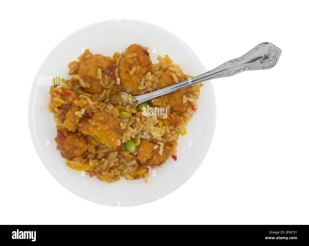 Vista dall'alto di un pollo nugget TV cena su una piastra con una forcella nel cibo isolato su uno sfondo bianco. Foto Stock