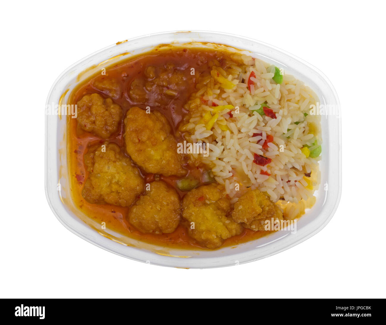 Vista dall'alto di un pollo cotto nugget TV la cena in un microwavable vassoio di plastica isolato su uno sfondo bianco. Foto Stock