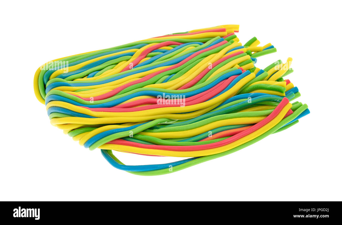 Un grande batuffolo di string candy isolato su uno sfondo bianco. Foto Stock