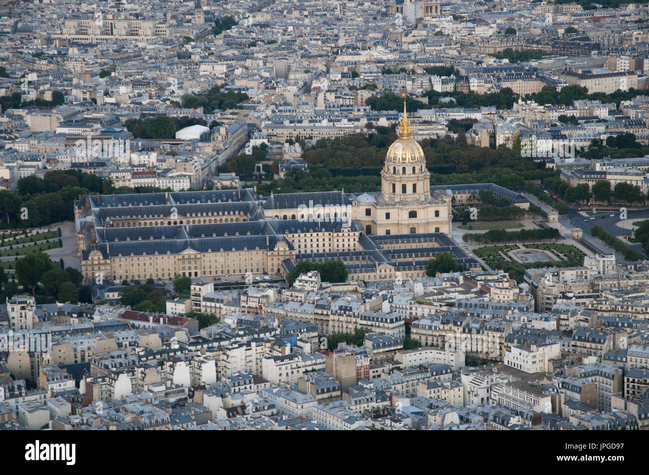 Vista del Museo dell'esercito (Musée de l'Armée), un ex ospedale militare e le aree circostanti del centro di Parigi visto dalla Torre Eiffel. Foto Stock