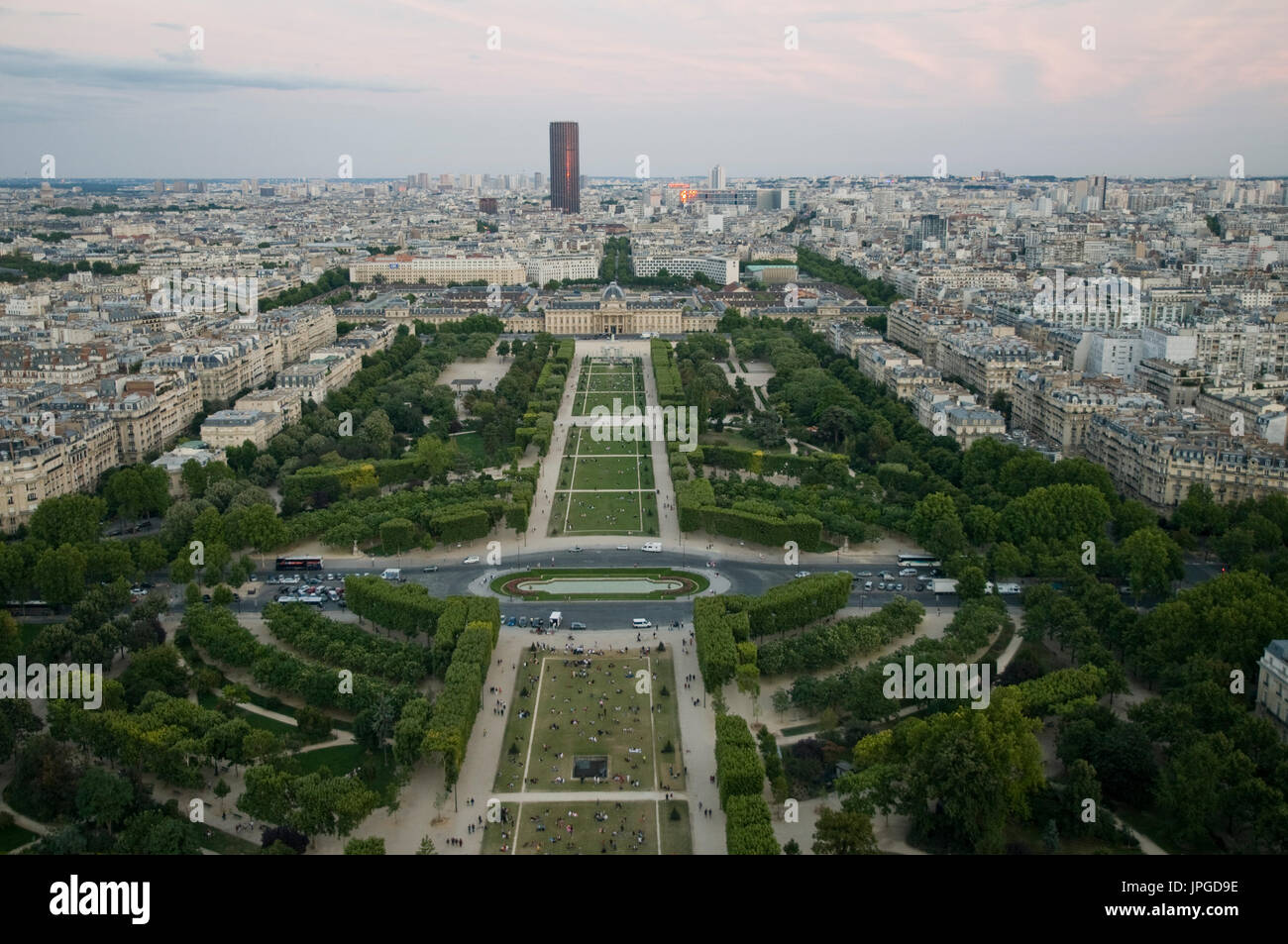 Sud-est vista di Parigi dalla Torre Eiffel con Champ de Mars in primo piano e la Torre di Montparnasse in background. Foto Stock