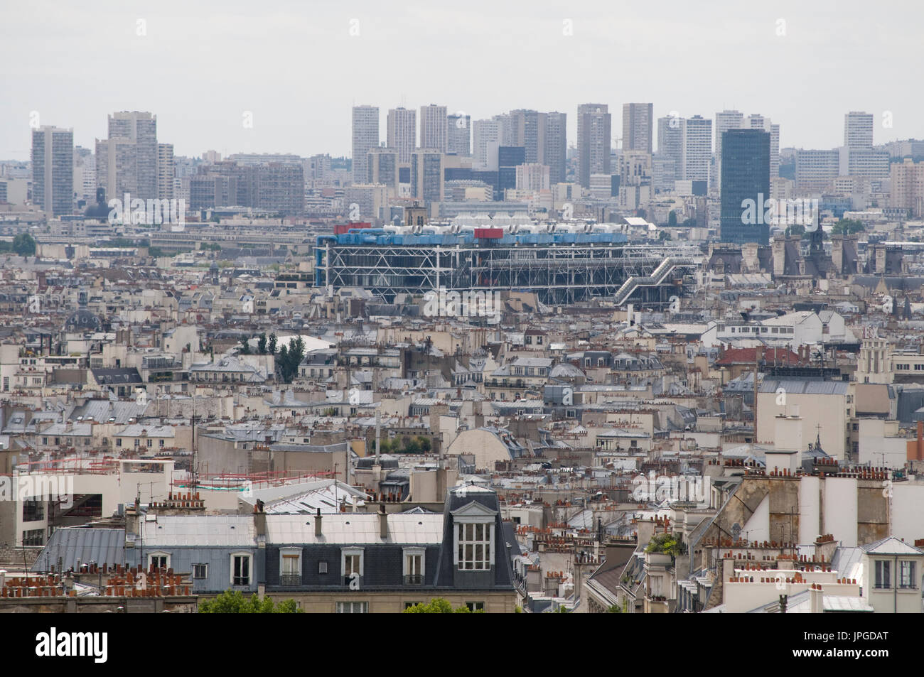 A sud-est di Parigi dalla collina di Montmartre, vicino al Sacro Cuore. Il Centre Pompidou nel medio con un alto-aumento del XIII arrondissement in background. Foto Stock