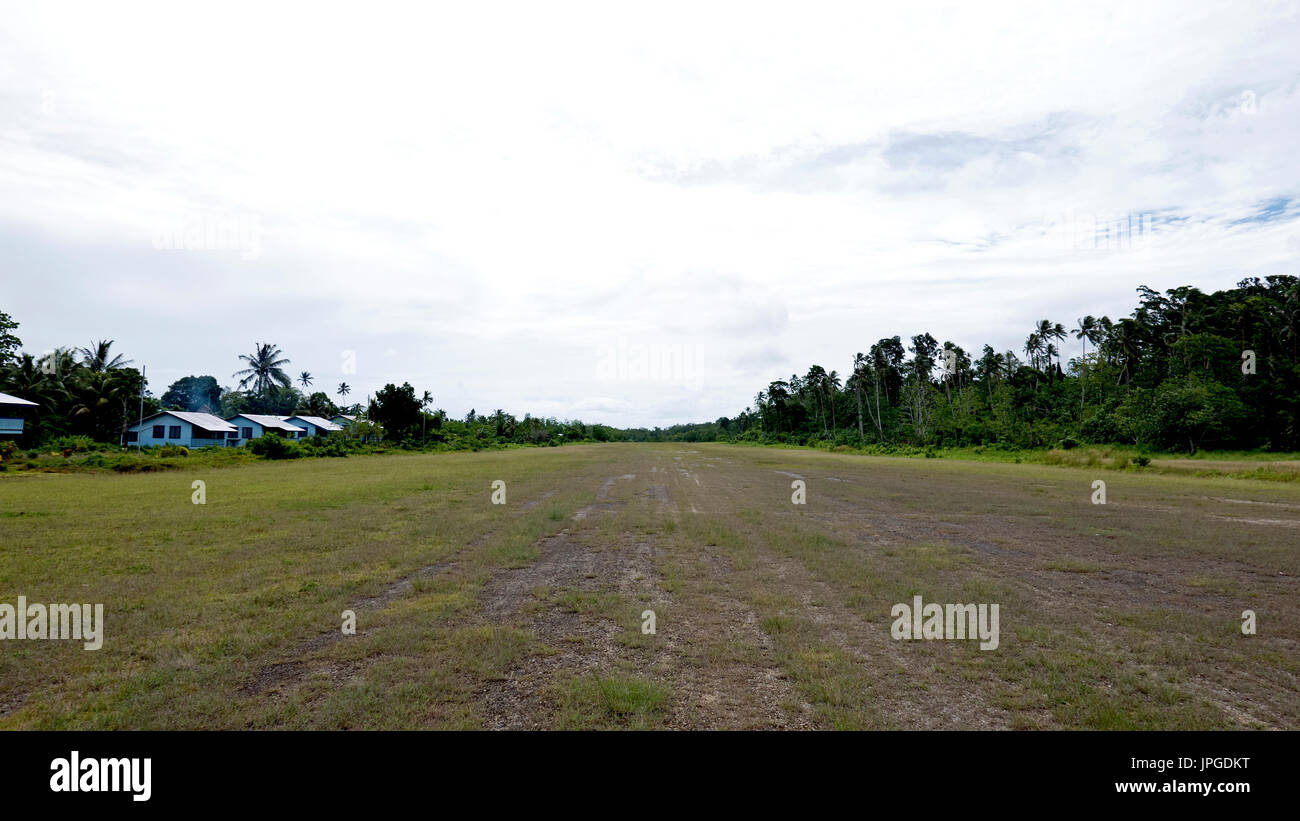 Pista di aeroporto remoto di seghe, il punto di ingresso di Marovo Lagoon, Sito del Patrimonio Mondiale, Febbraio 2016 Foto Stock