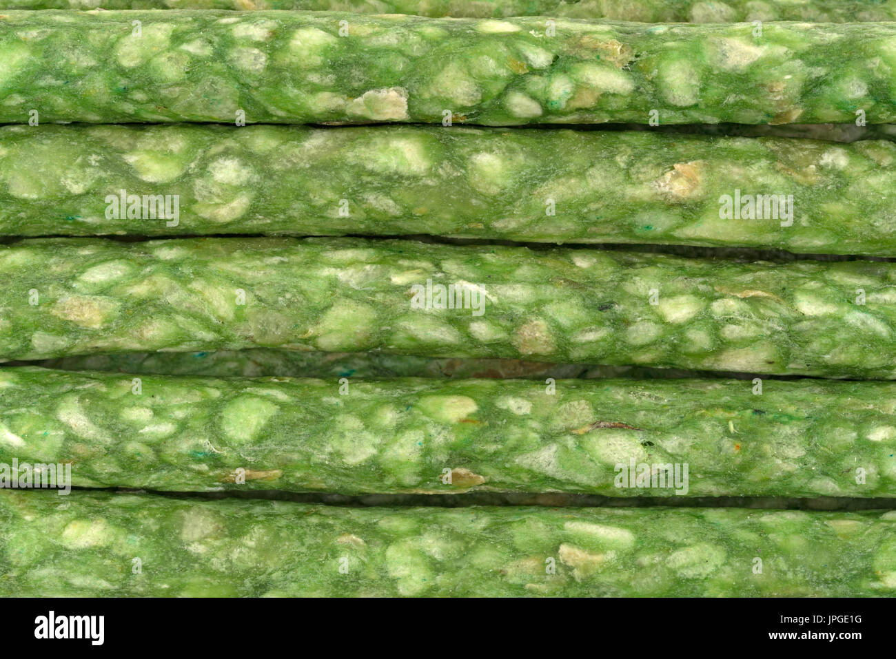 Vista ravvicinata di varie tinte verde rawhide tarter masticare bastoncini per cani. Foto Stock