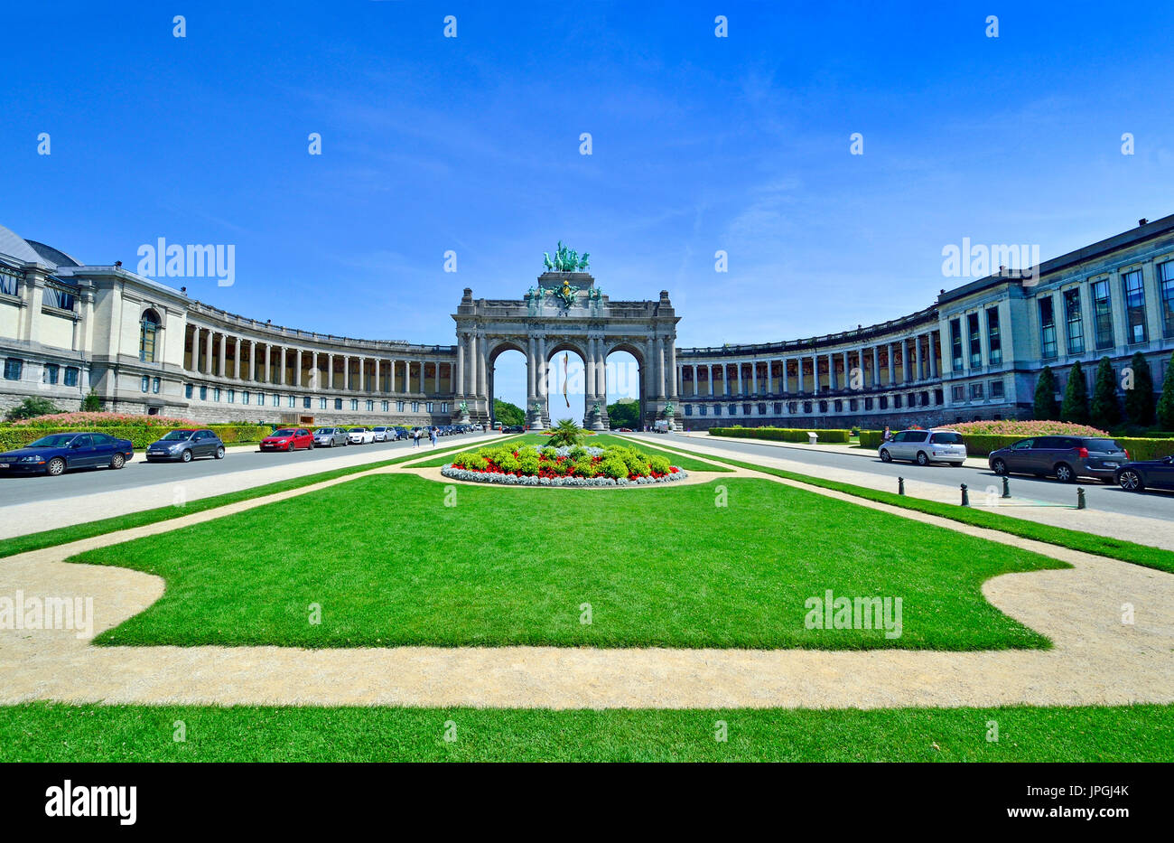 Bruxelles, Belgio. Parc du Cinquantenaire / Jubelpark. Arc du Cinquantenaire / arco trionfale (1905) Museo di Storia Militare (parafango sinistro) e Museo Foto Stock