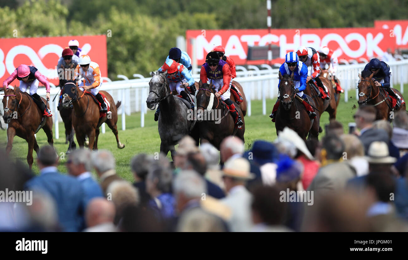 Fabbricare cavalcato da fantino Adam Kirby (centro destra) sul modo di vincere la scommessa Matchbook Handicap di Exchange dopo un inchiesta steward durante il giorno uno del Qatar Goodwood Festival di Goodwood Racecourse. Foto Stock