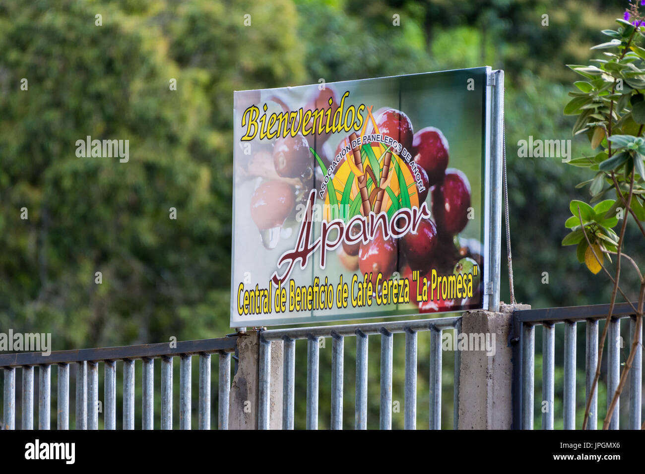 Strada cartelloni pubblicitari un ristorante . La Colombia, Sud America. Foto Stock