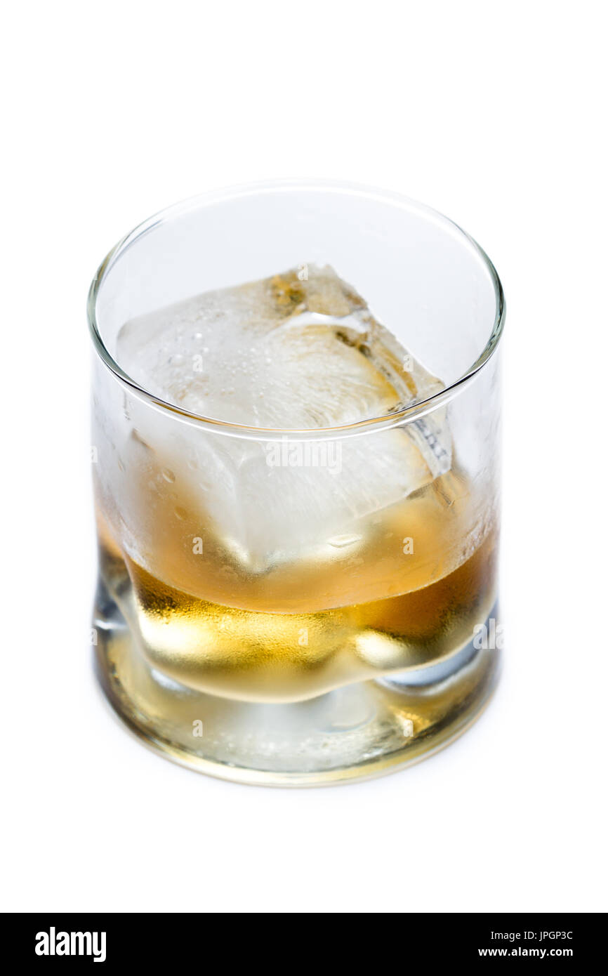 Blended scotch whisky servita in un corto di vetro con un grande cubo di ghiaccio isolato su uno sfondo bianco Foto Stock
