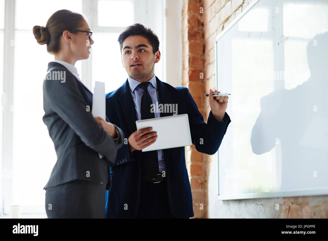 Agenzia creativa i manager discutere le idee su whiteboard Foto Stock