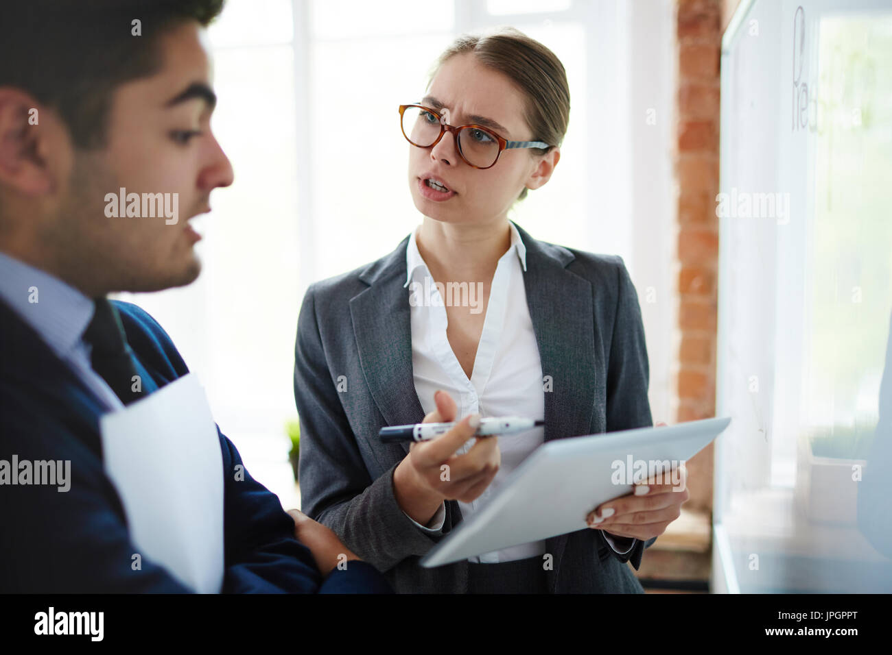 Imprenditrice ambizioso di spiegare alcuni punti del progetto a un collega Foto Stock