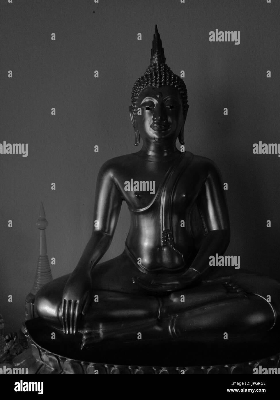 Alto contrasto immagine monotona della bella statua di Buddha Foto Stock