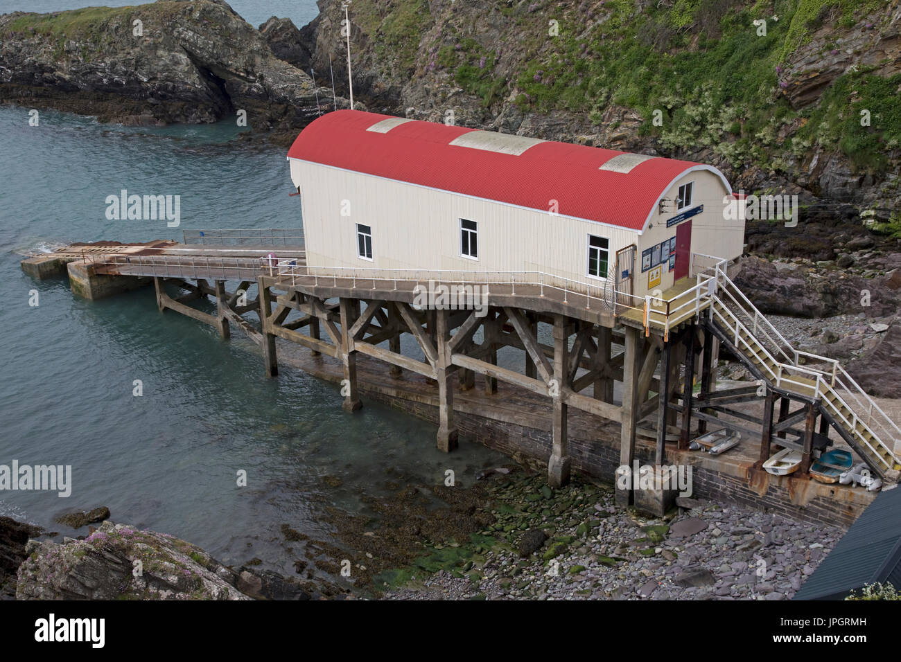 Vecchia scialuppa di salvataggio stazioni Justian St Pemborkeshire del Galles REGNO UNITO Foto Stock