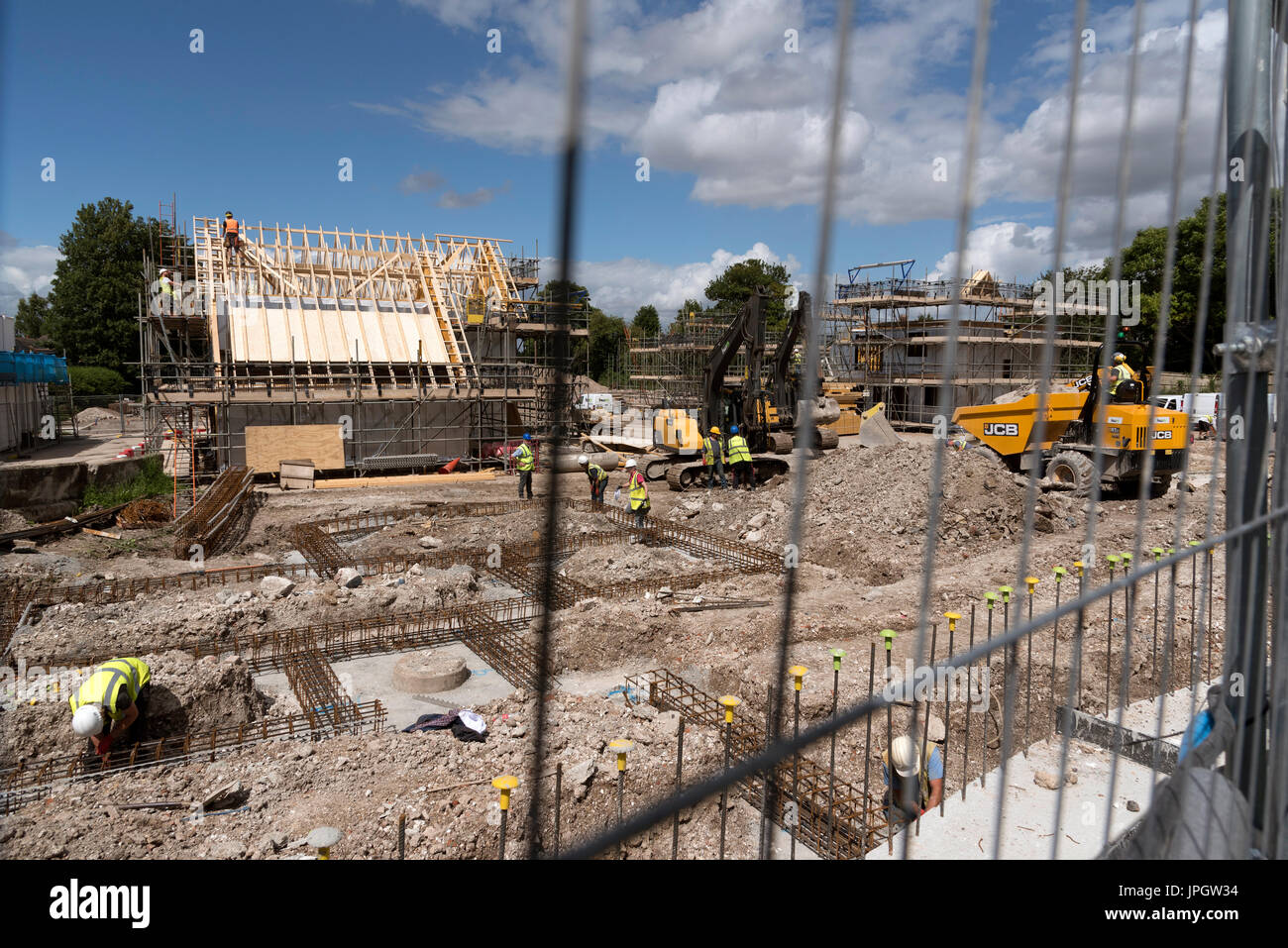 Sviluppo di alloggiamento dalla costruzione Imiri alla vecchia stazione cantiere in Sutton Scotney vicino a Winchester Hampshire England Regno Unito nuove case e appartamenti. Foto Stock