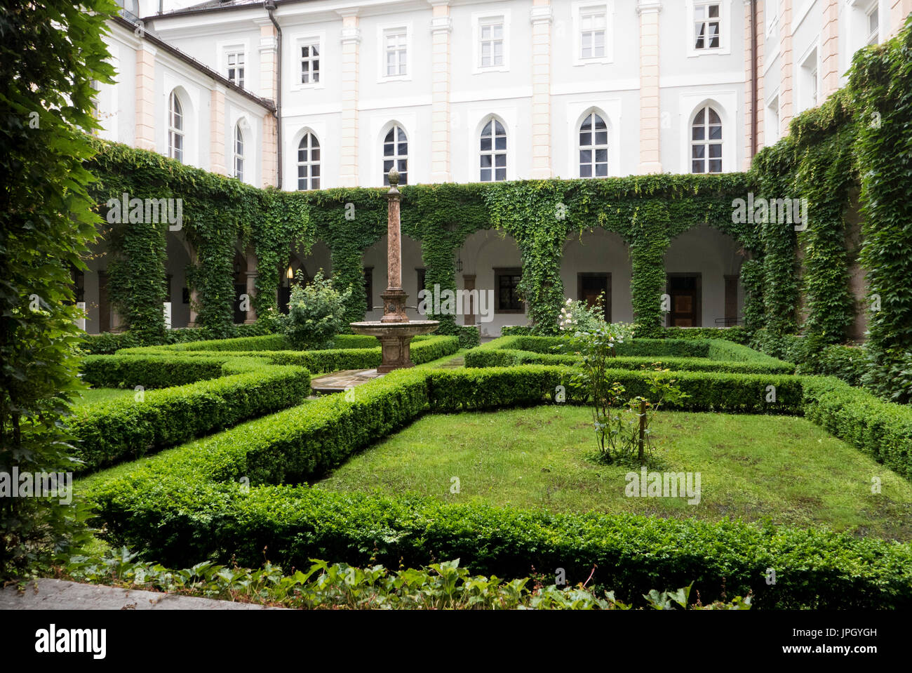 Hofkirche Chiesa cortile, Innsbruck, Austria Foto Stock