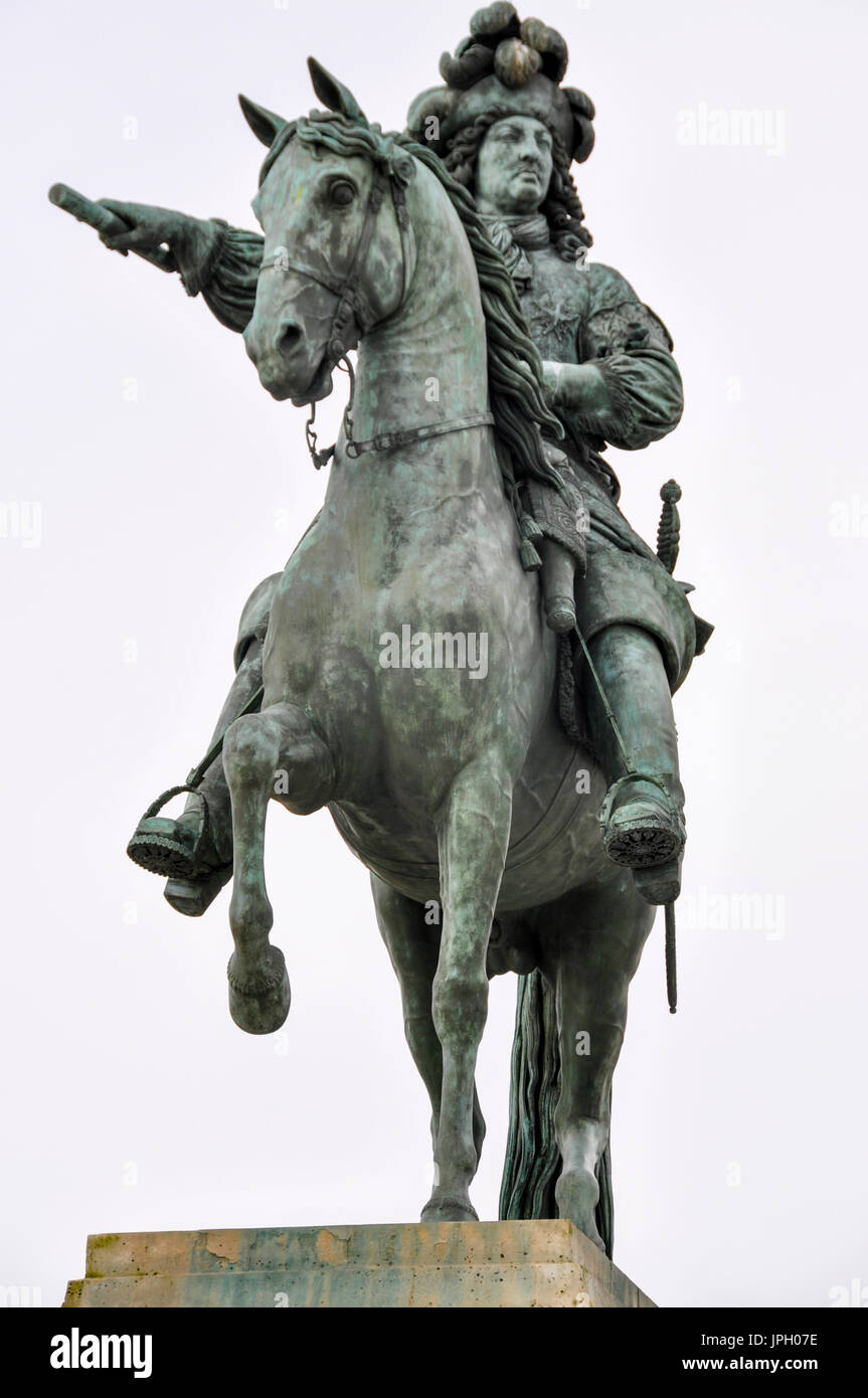 Statua equestre in bronzo di Re Luigi XIV in ingresso al Palazzo di Versailles e Parigi Francia. Foto Stock