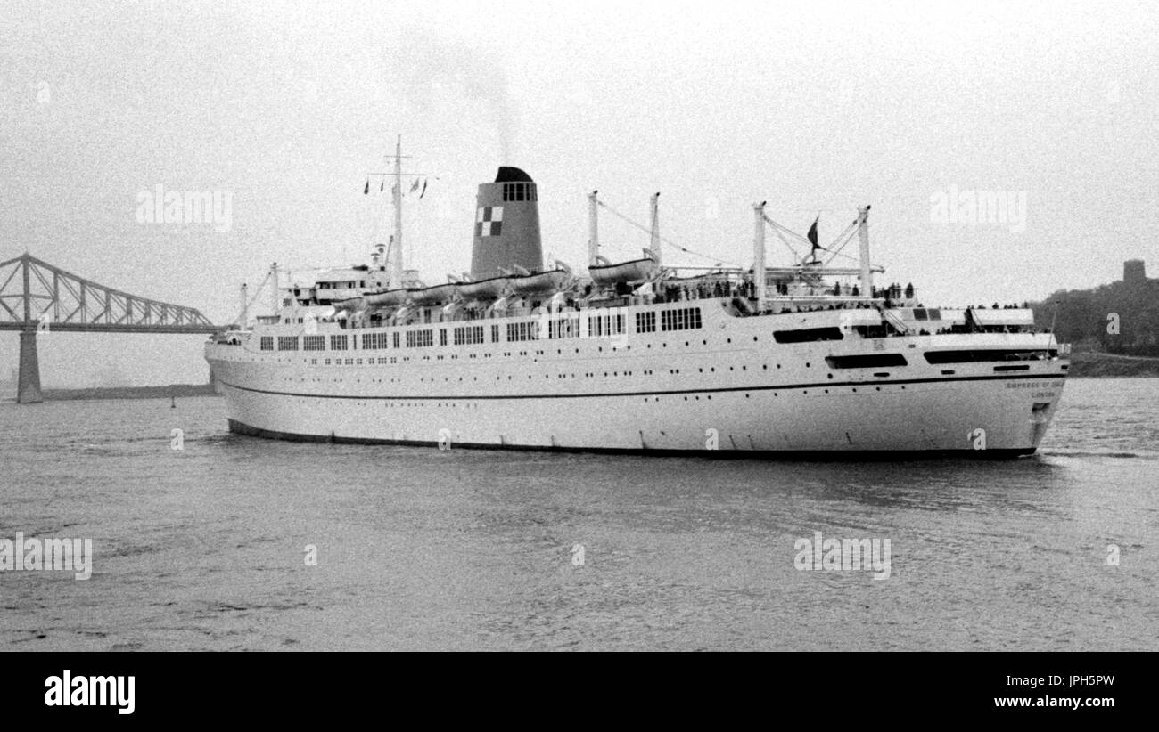 AJAXNETPHOTO. Ottobre, 1964. MONTREAL, Canada. - Imperatrice si diparte - Canadian Pacific NAVE PASSEGGERI Empress of England legato all'esterno. Foto:JONATHAN EASTLAND/AJAX REF:24360 8A Foto Stock