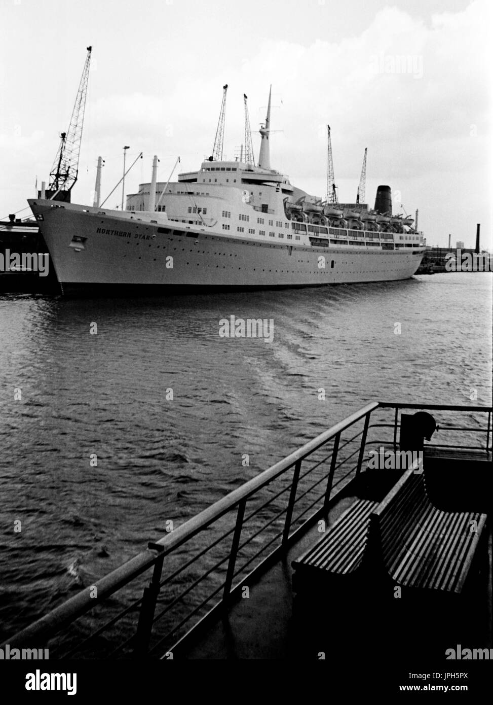 AJAXNETPHOTO. Xxi Aprile, 1967. SOUTHAMPTON, Inghilterra. - SHAW SAVILLE NAVE PASSEGGERI NORTHERN STAR ormeggiata presso la Western Docks. Foto:JONATHAN EASTLAND/AJAX REF:356769 7 Foto Stock