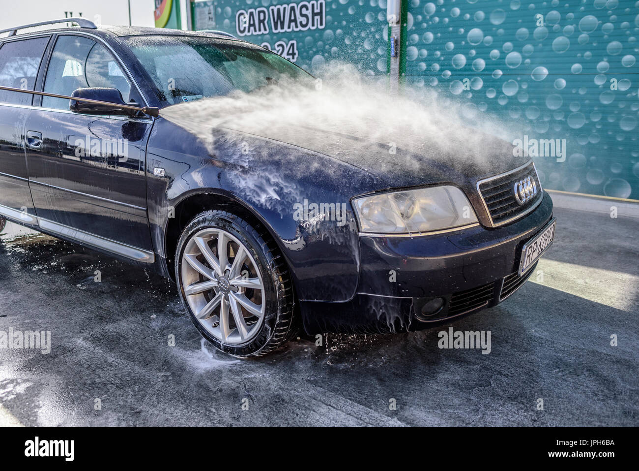 Lavaggio ad alta pressione in auto all'aperto. Foto Stock