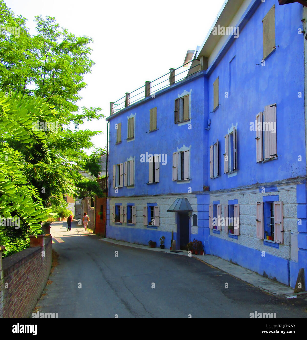 Bianco tipico e blue hill house, Monferrato, in Piemonte, Italia 6 Foto Stock