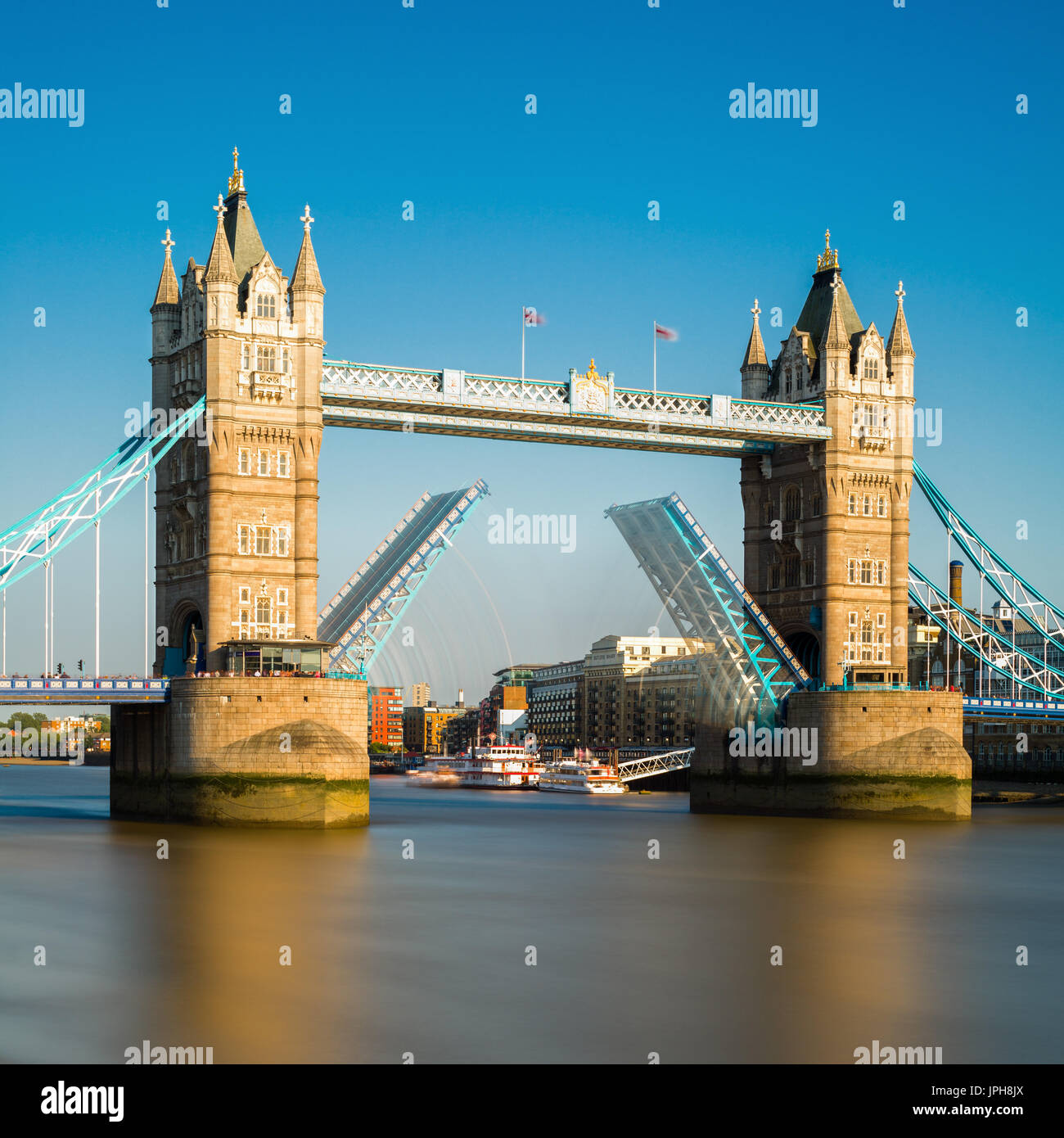 Il Tower Bridge con apertura del ponte levatoio, London, Regno Unito Foto Stock