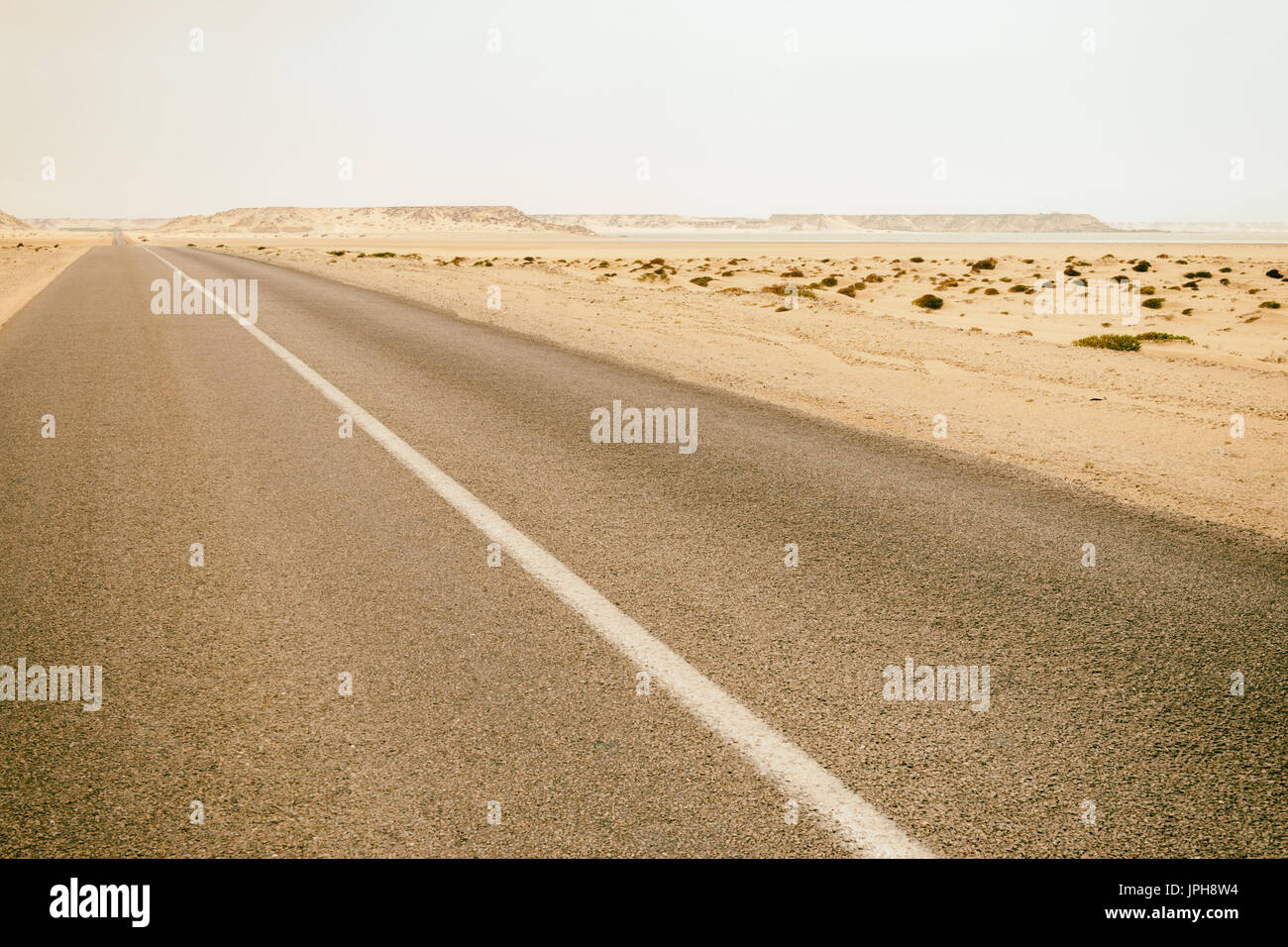 Vintage stile instagram immagine di un vuoto che la strada del deserto di Dakhla, Western Sahara in Marocco. Foto Stock