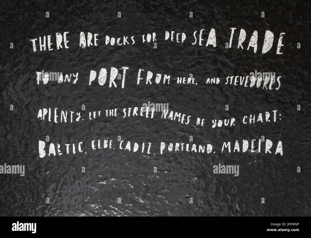 Primo piano di una poesia dipinta a mano sulla storia del commercio marittimo di Leith verso i porti di città straniere sul marciapiede bagnato sulla Shore, Leith, Edimburgo, Scozia, Regno Unito Foto Stock