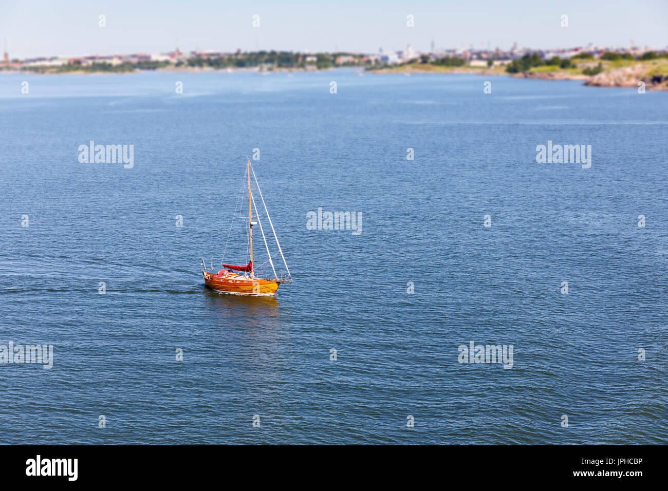 Yacht in legno o in barca a vela sulla calma il mare blu Foto Stock