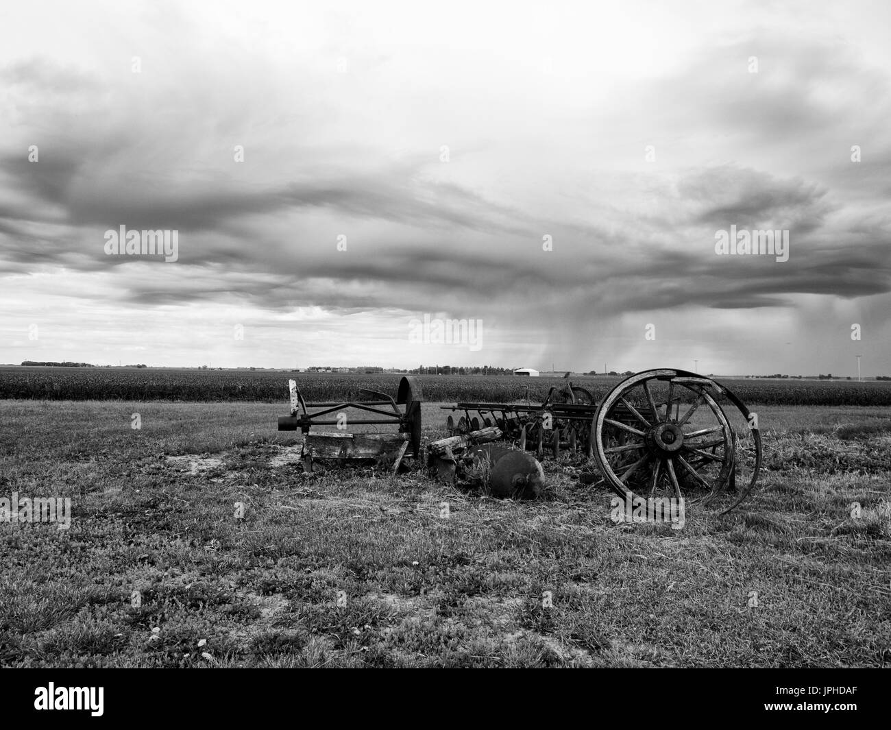 Bianco e nero vecchia Farm Equipment rottami di metallo nei campi Foto Stock